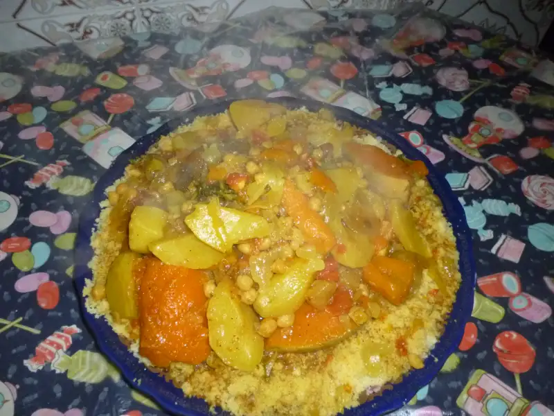 Couscous reale con carne, verdure e harissa