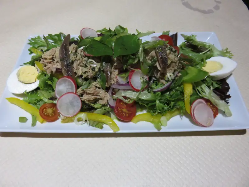 Insalata nizzarda con fave e cicoria