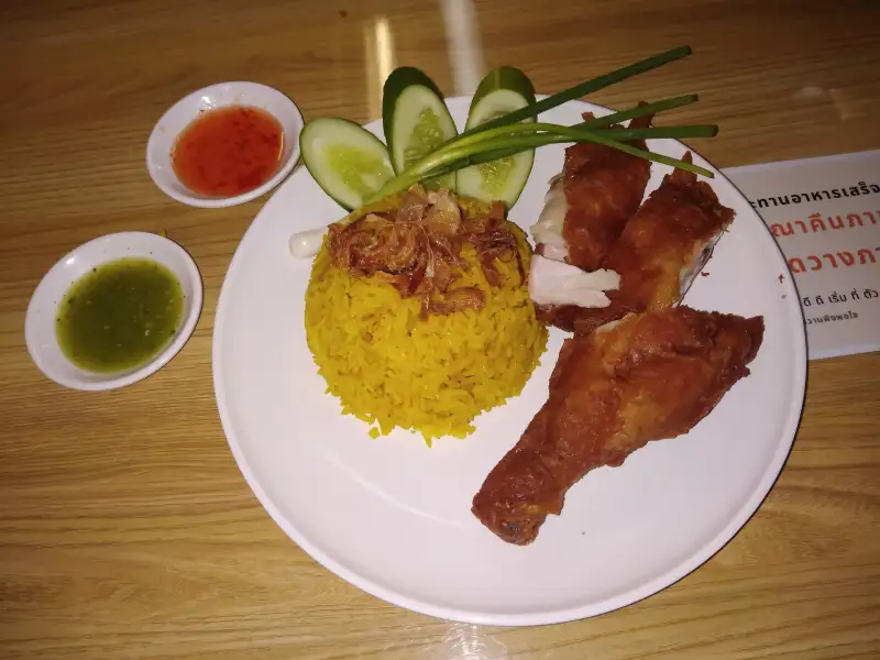 Riso con pollo speziato in stile thailandese
