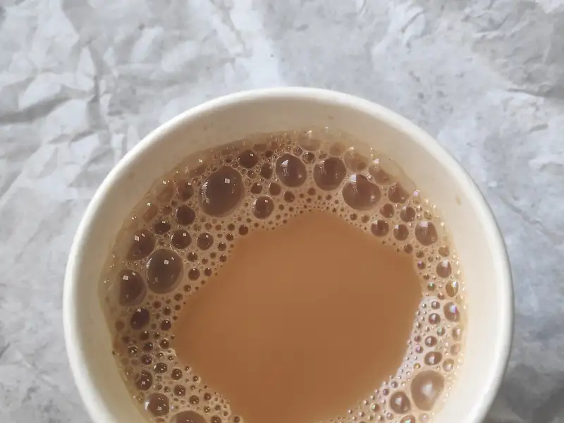 Chai Karak, una bevanda indiana a base di tè, latte e spezie