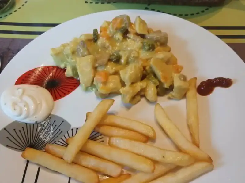 Vol-au-vent veloce con pollo, funghi, carote e piselli in salsa alla curcuma, servito con patatine fritte e maionese