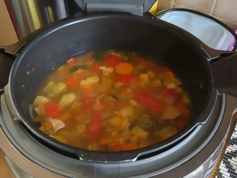 Zuppa di cuscus con verdure fresche nella vasca del Cookeo: carote, pomodori, peperone, cavolfiore e ceci