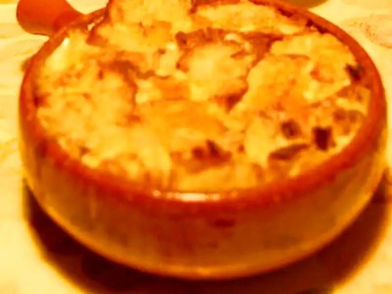 Zuppa gratinata con formaggio e pane raffermo